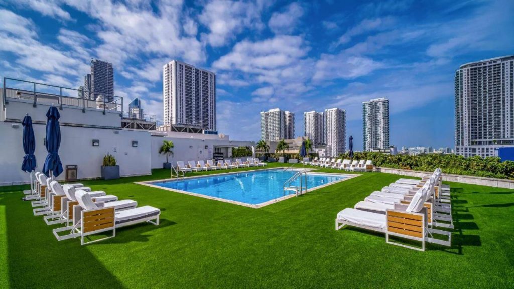 Hilton Miami Downtown is one of the best hotels in Miami with rooftop pools.