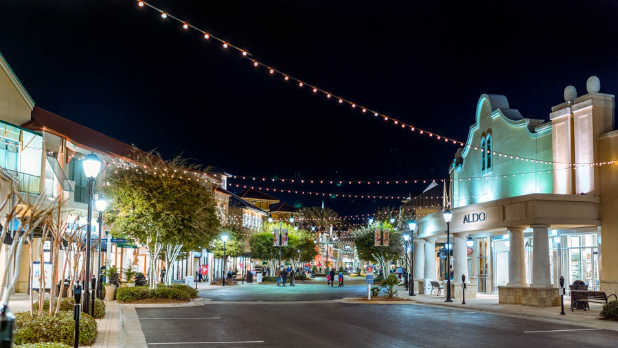Window Shopping At Destin Commons is one of the fun free things to do in Destin Florida.